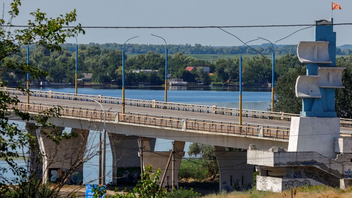 Rusové zřejmě postavili v Chersonské oblasti provizorní mosty, tvrdí Británie